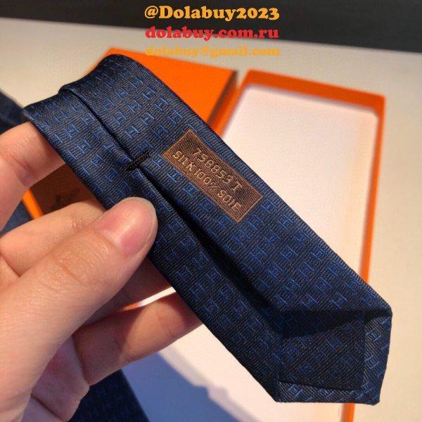 Hermes Faconnee H tie in hand-sewn silk