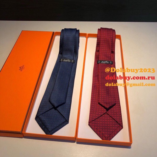 Hermes Faconnee H tie in hand-sewn silk